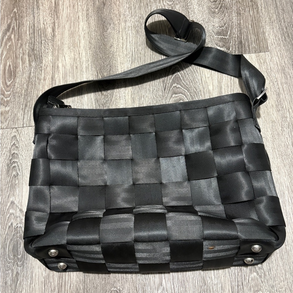 Harvey’s Seatbelt Bag - Picture 2 of 6